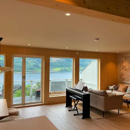 Panoramic Water Views - Modern - Free Parking Apartament