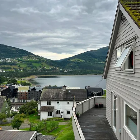 Panoramic Water Views - Modern - Free Parking