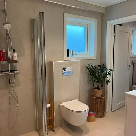 Panoramic Water Views - Modern - Free Parking *